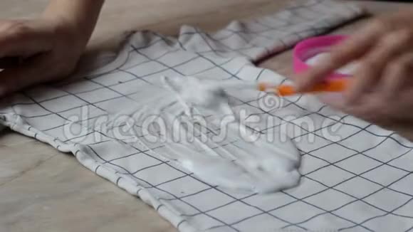 女孩用去污剂清洗婴儿衣服上的污渍特写干洗视频的预览图