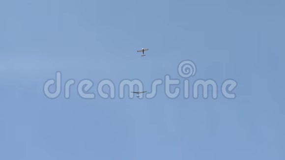 在蓝天上高高飞翔的飞机视频的预览图