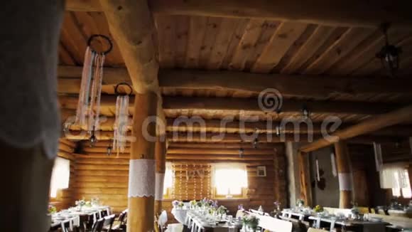 木制宴会厅以博豪风格装饰配有捕梦者和餐桌视频的预览图