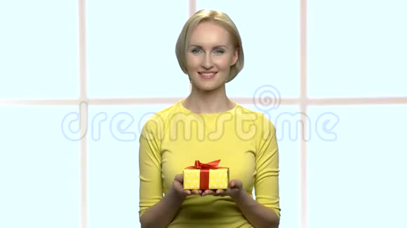 女人双手拿着礼盒视频的预览图