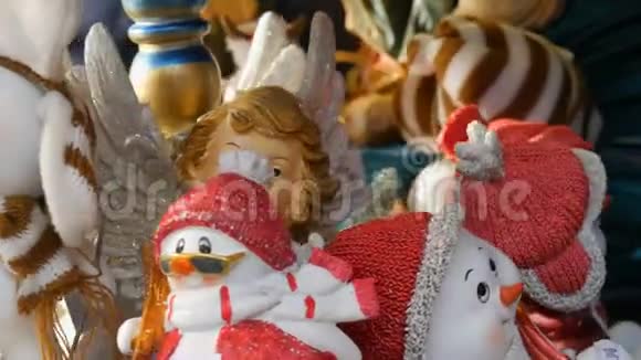 圣诞和新年的玩具雕像的形式是天使鹿雪人圣诞老人的帽子正在旋转视频的预览图