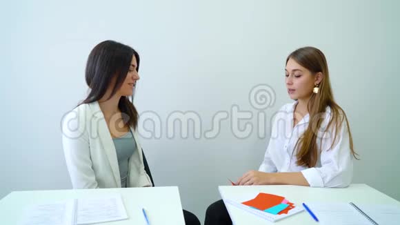 两名女高中生坐在教室里接受谈话辅导视频的预览图