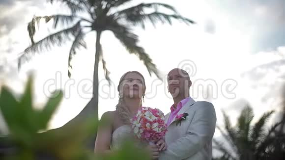 新婚夫妇刚在夏威夷结婚婚礼仪式豪华别墅视频的预览图