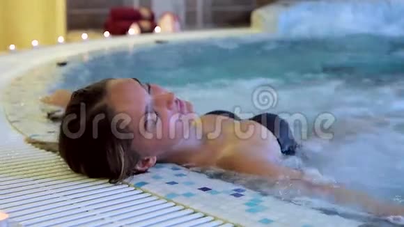 泳池里的年轻美女视频的预览图