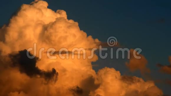 橙色的云落日的天空视频的预览图