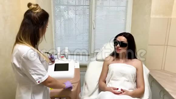 皮肤护理美容师做激光脱毛视频的预览图