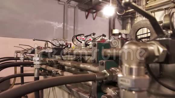 压力表蚂蚁在工厂的工业房间内的其他设备库存录像工厂供暖系统视频的预览图