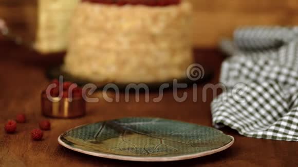 切片糖果拿破仑蛋糕装饰覆盆子奶油蛋糕视频的预览图