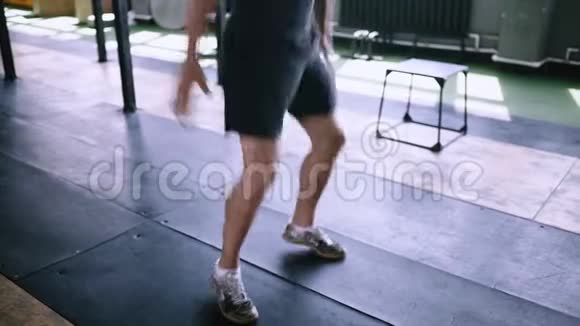男性健身教练展示在现代体育下蹲运动视频的预览图
