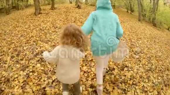 孩子们在秋天的森林里视频的预览图