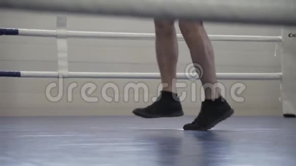 拳击训练一名男子站在拳击台上跳过跳绳视频的预览图