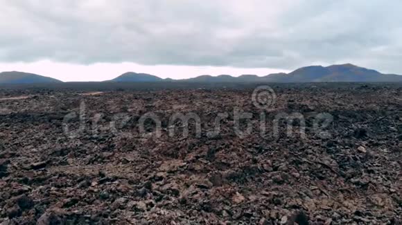 泰曼法亚公园附近的沙漠火山景观视频的预览图