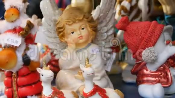 圣诞和新年的玩具雕像的形式是天使鹿雪人圣诞老人的帽子正在旋转视频的预览图