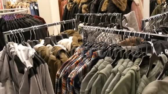 德国纽伦堡2018年12月3日在商场的一家服装店里男人在衣架上时尚和时尚的衣服视频的预览图