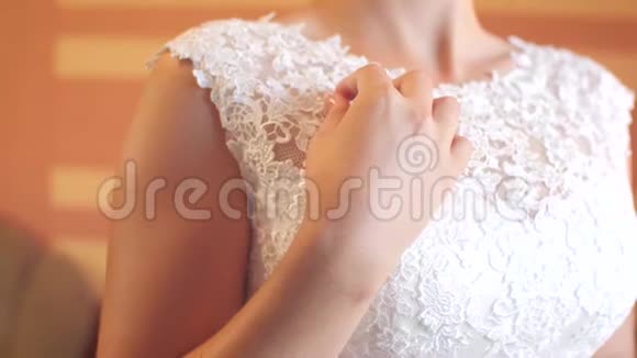 穿着漂亮白裙的女孩站在窗边视频的预览图