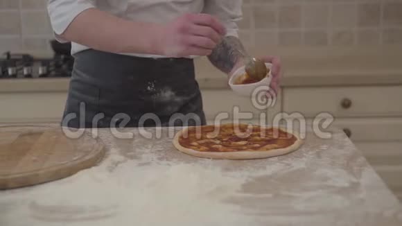 比萨饼制造商用意大利传统食谱烹饪比萨饼意大利比萨饼和番茄意大利面的厨师视频的预览图