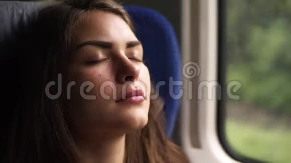 女游客乘火车旅行当地火车年轻女性在现代火车上放松睡眠轻微的自然震动视频的预览图