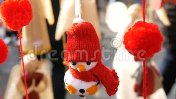 新年和圣诞节装饰一个戴着红帽子的雪人的滑稽形象随风飘荡在柜台上视频的预览图