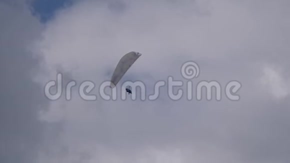 滑翔飞行天腾云视频的预览图