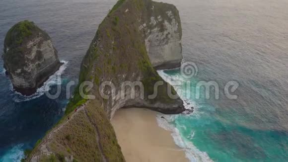 在所谓的暴龙岩在克林金海滩努沙佩尼达印度尼西亚著名的旅游景点视频的预览图