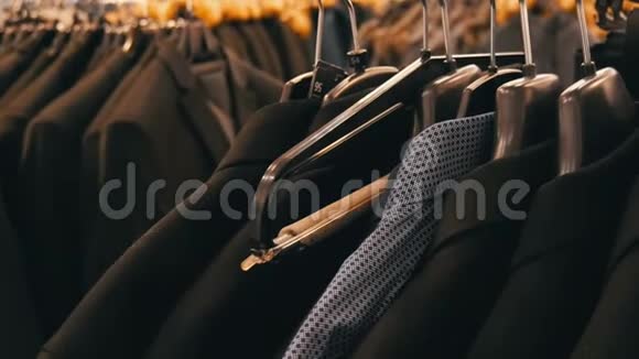 中国男装商店的衣架上挂着许多不同款式的黑色夹克和衬衫视频的预览图