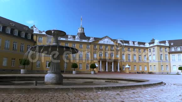 卡尔斯鲁厄德国古老城镇和周围环境的各种美丽景色视频的预览图