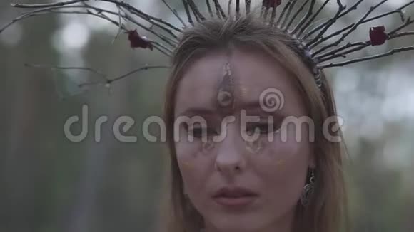一个有吸引力的旱地或森林仙女的肖像头上戴着一个树枝花环第三只眼睛涂在上面视频的预览图