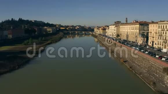 佛罗伦萨阿诺河低空鸟瞰晴天意大利托斯卡纳视频的预览图
