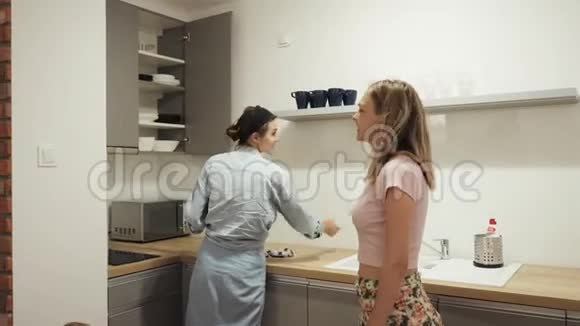 年轻女性站在女朋友的厨房里聊天视频的预览图