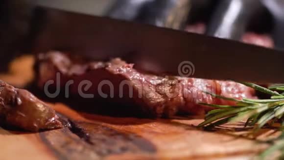 手交黑手套切肉排刀合拢刀把美味多汁的肉切成块视频的预览图