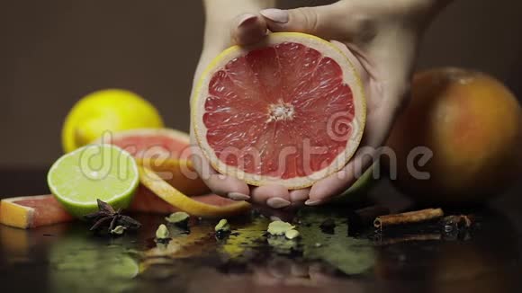 女人用手捏一个新鲜多汁的柚子新鲜水果视频的预览图