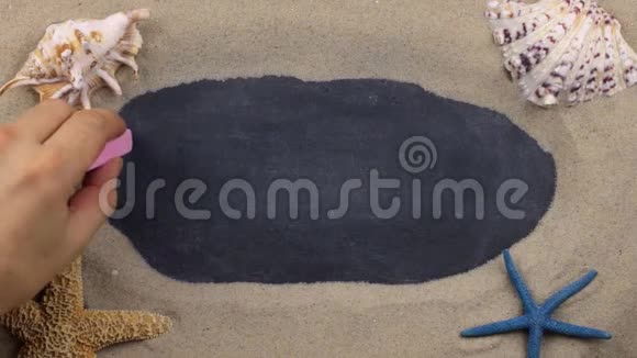 用粉笔在贝壳和星星之间书写的MARMARIS手写字上景视频的预览图