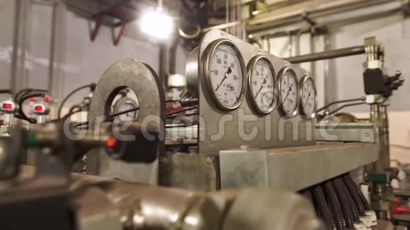 关闭锅炉房供暖系统的压力计管道和水龙头阀门库存录像现代设备视频的预览图