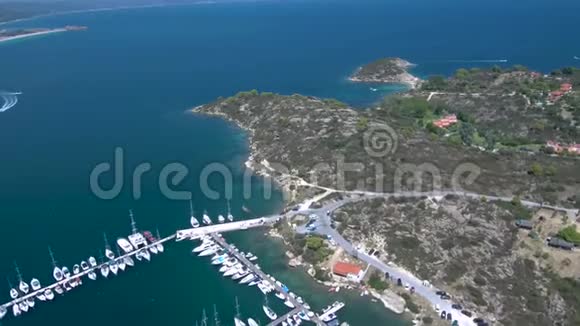 在希腊的哈尔基迪基用无人驾驶飞机向前推进用壮丽的蓝海俯瞰码头视频的预览图