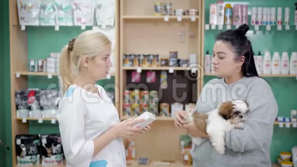 波美拉尼亚狗和他的主人在宠物店视频的预览图