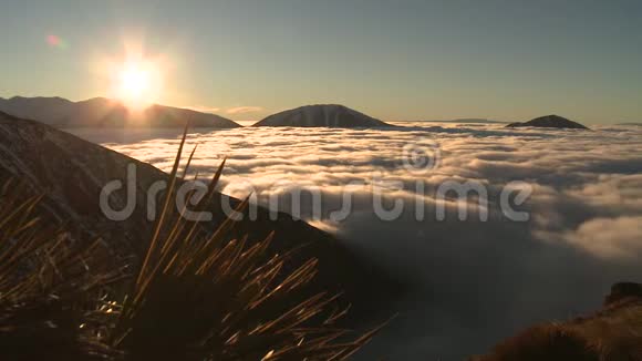 日落新西兰乌湖云日视频的预览图
