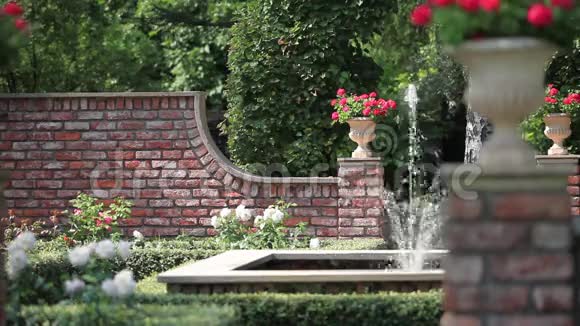 有喷泉的英国花园视频的预览图
