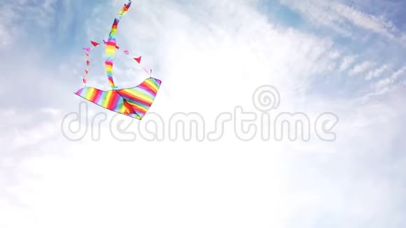 蓝天高空风筝的后景特写视频的预览图