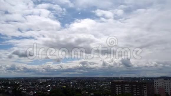 白云在城市上空形成夏天的白天时间表视频的预览图