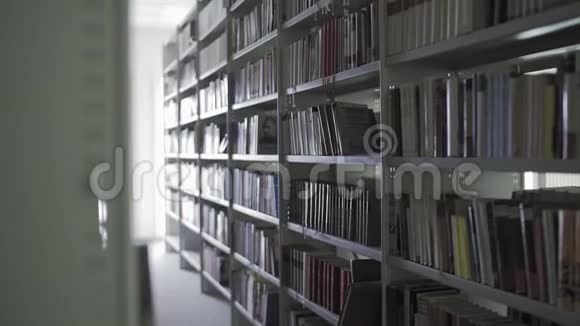 多利移动图书馆的书架有很多书视频的预览图
