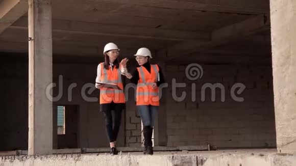 建筑工地的女建筑师视施工过程如何进行测量柱子视频的预览图
