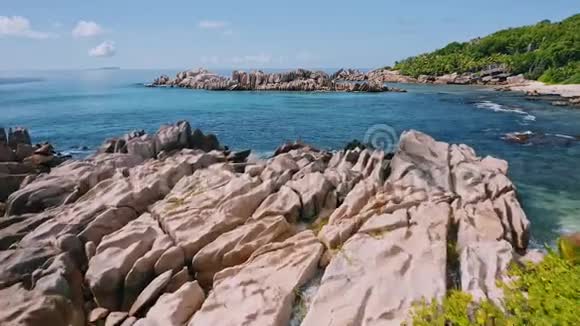 鸟瞰独特的塞舌尔海岸线与自然花岗岩巨石在遥远的天堂如海滩隐藏在丛林视频的预览图