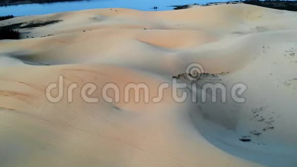 越南梅内的沙丘美丽的沙质沙漠景观河背景上的沙丘黎明时分视频的预览图