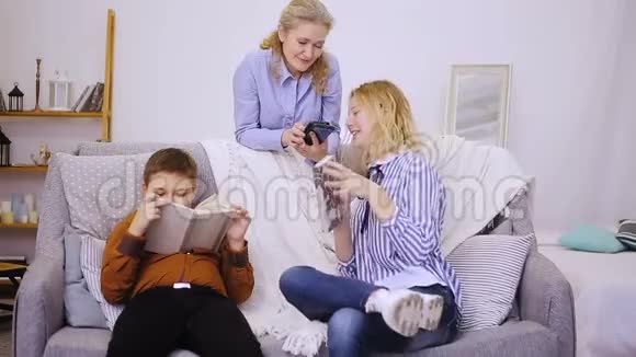 妈妈让孩子们读一本书视频的预览图