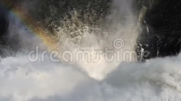 瀑布和美丽的彩虹视频的预览图
