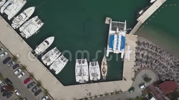 停泊在码头的白船游艇和大型游艇视频的预览图