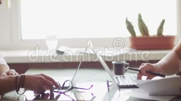 商务会议两位专家同事辅导商业概念桌子上有笔记本电脑文件文件视频的预览图