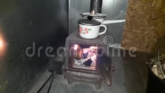 在乡下房子里点燃一个固体燃料炉和木头视频的预览图