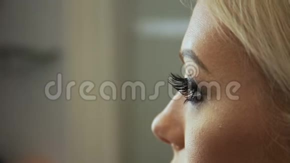 美容美发化妆师用一支睫毛刷金色眼睛铅笔诱导睫毛视频的预览图