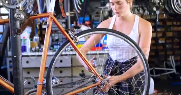 女油自行车在4K车间视频的预览图
